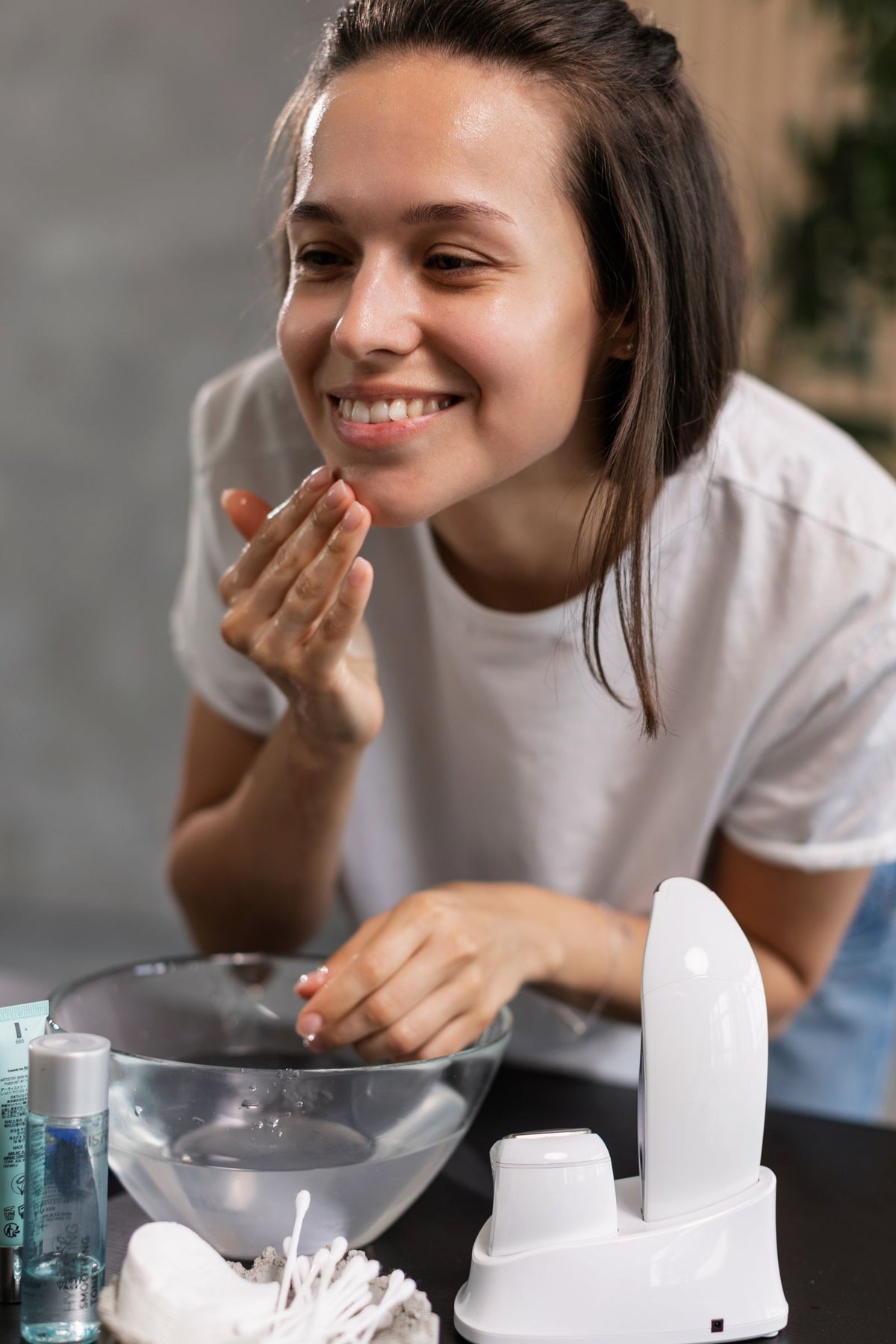 Mujer sonriente aplicando crema en su rutina diaria de skincare