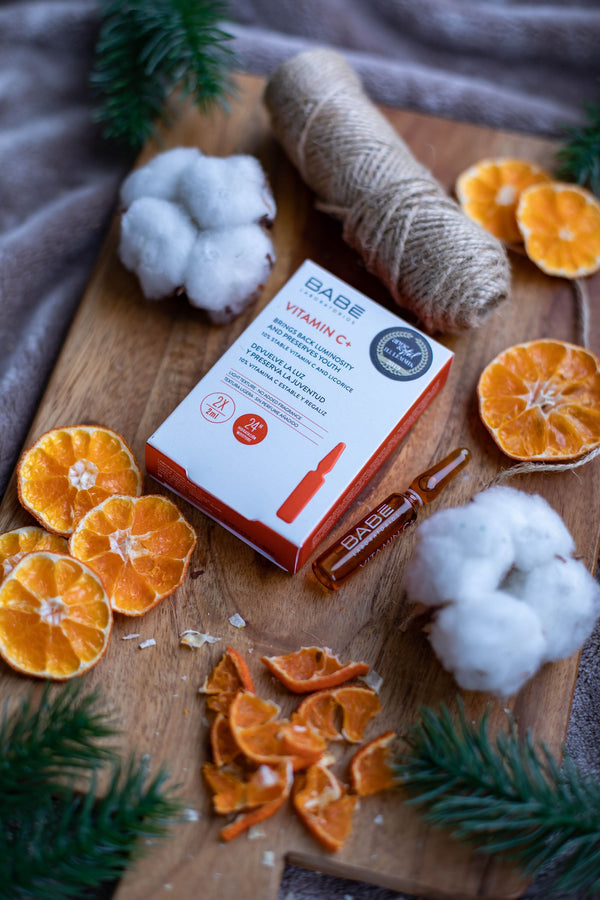 Flat lay de producto de vitamina C con cítricos y algodón