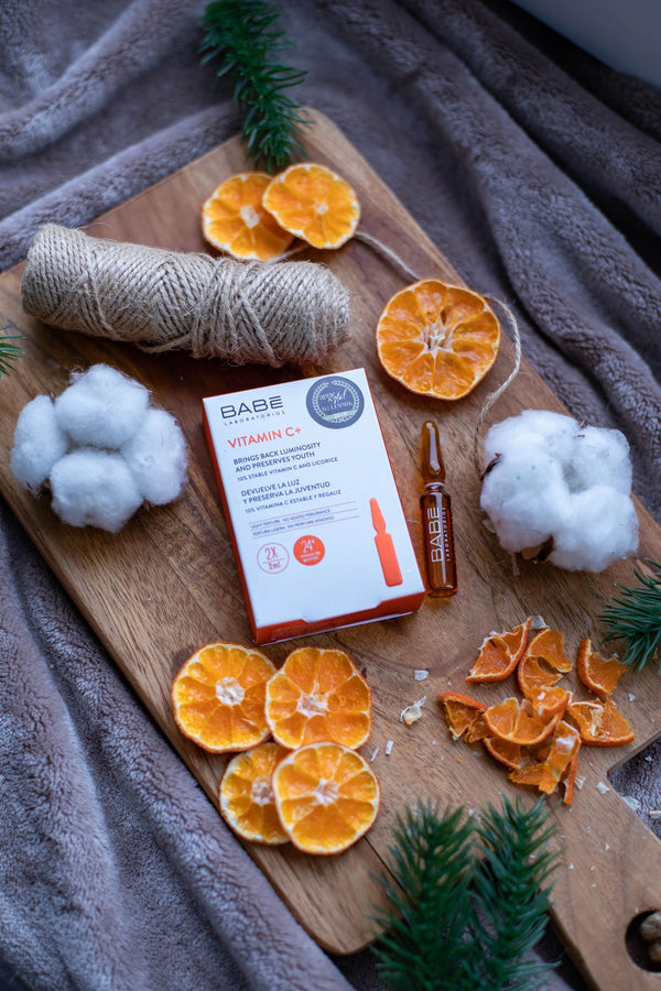 Sérum de vitamina C con rodajas de naranja deshidratada