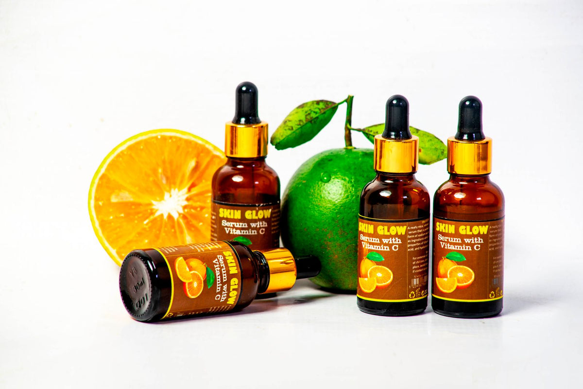 Frascos de sérum de vitamina C con cítricos frescos