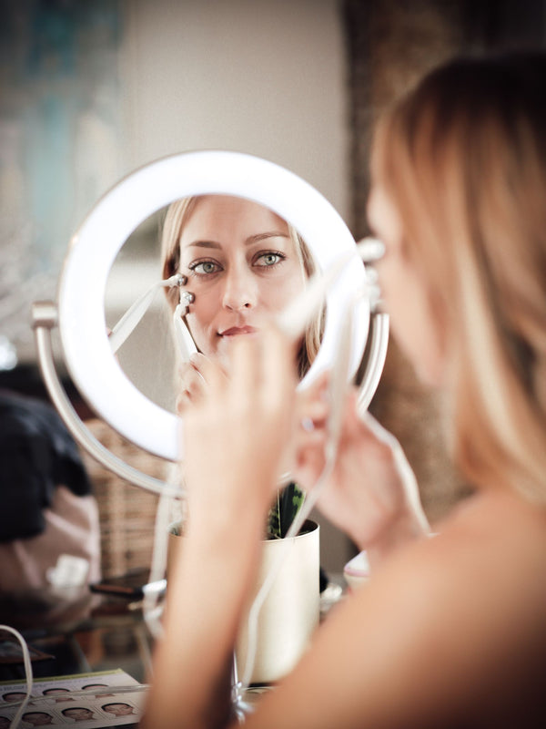 Rutina de contorno facial en casa con dispositivo de skincare