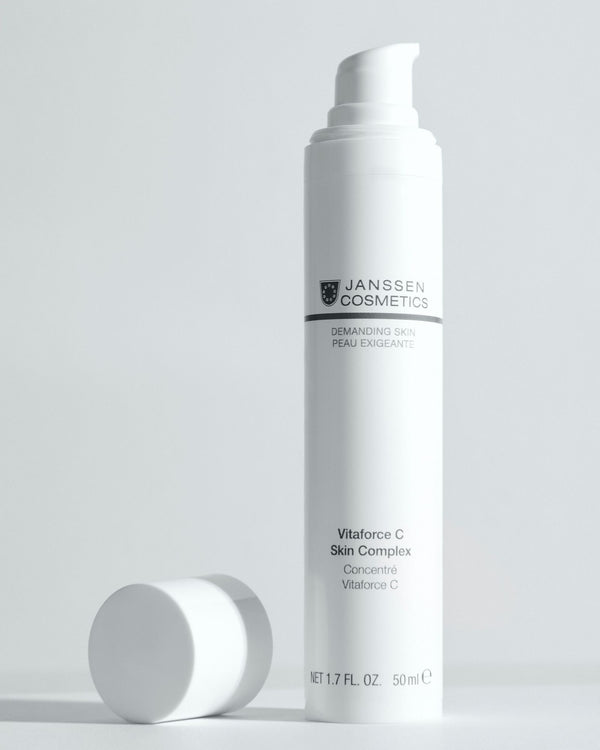 Frasco elegante de sérum de vitamina C sobre fondo blanco