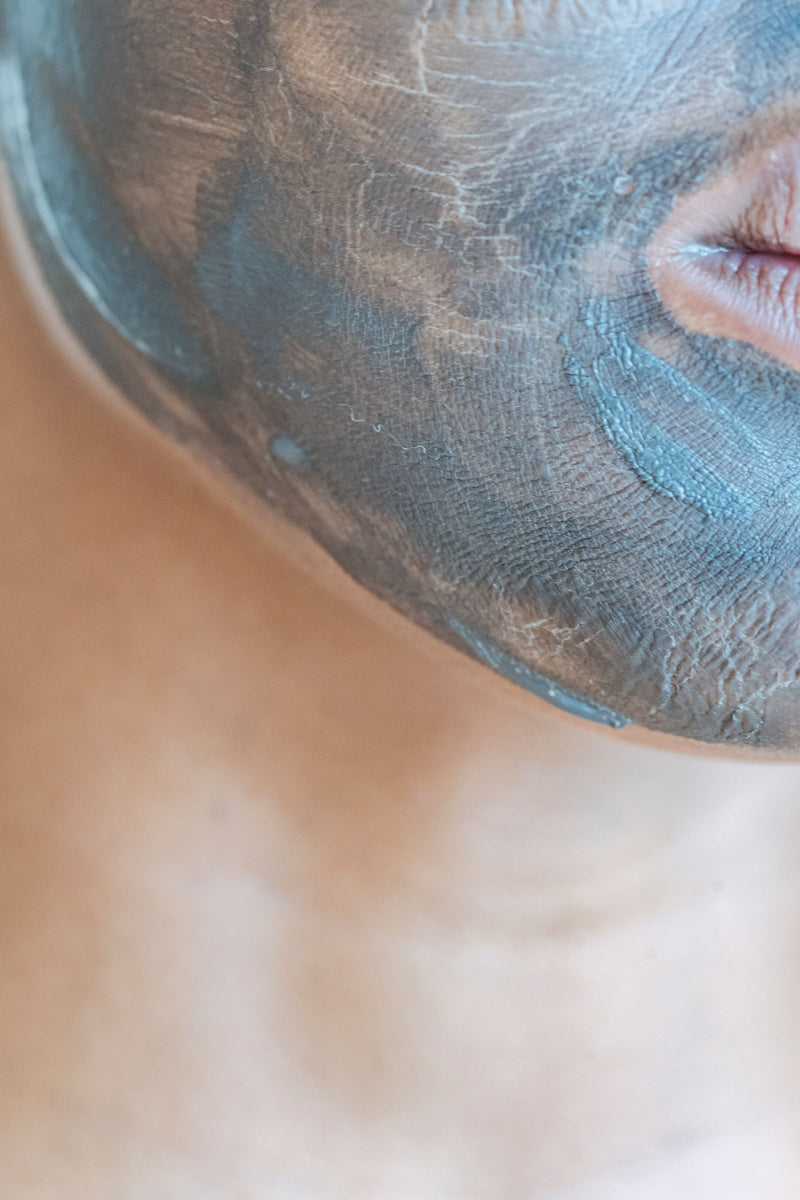 Primer plano de cuello y mentón femenino con mascarilla