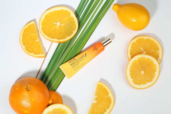 Productos de skincare con cítricos y crema para el contorno de ojos
